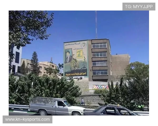 伊朗队雪地滑跪庆祝进球，冻掉了膝盖套，伊朗滑雪胜地